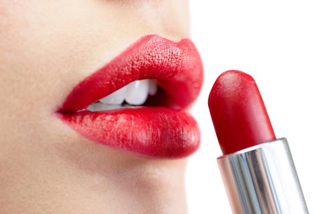 Alcuni rossetti sono dannosi per la salute Dettaglio di labbra femminili con il rossetto