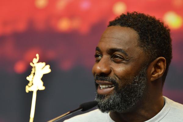 Il sorriso di Idris Elba Idris Elba sorride a Berlino