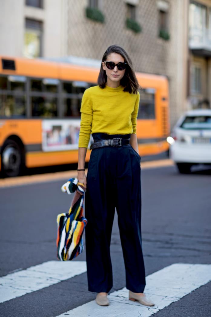 Pantaloni a vita alta, pullover giallo e ballerine nude Maglione giallo abbinato a pantaloni a vita alta e ballerine