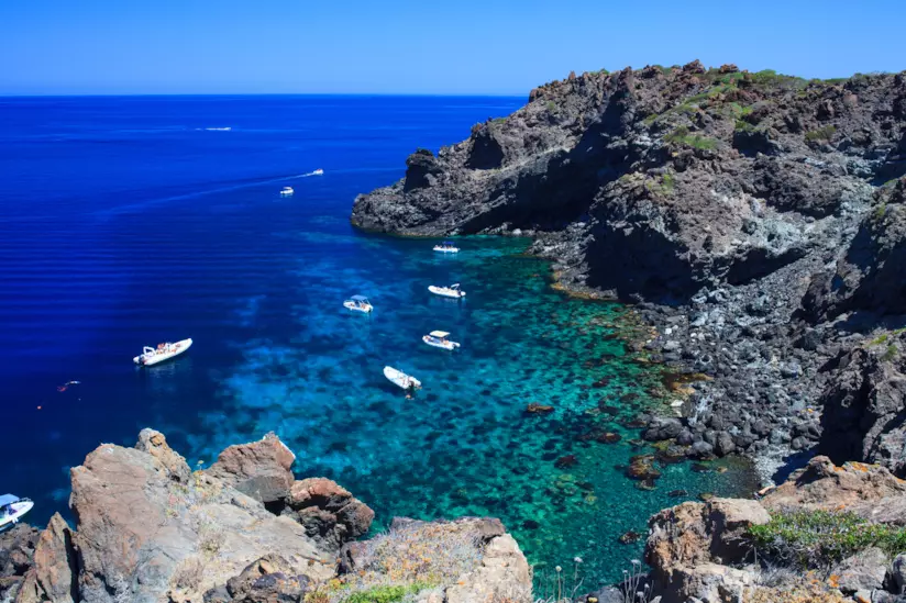 Pantelleria Una cala di Pantelleria