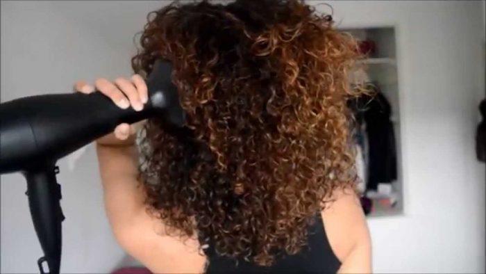 Non asciugare i capelli con il diffusore rovina i ricci Ragazza asciuga i capelli con diffusore