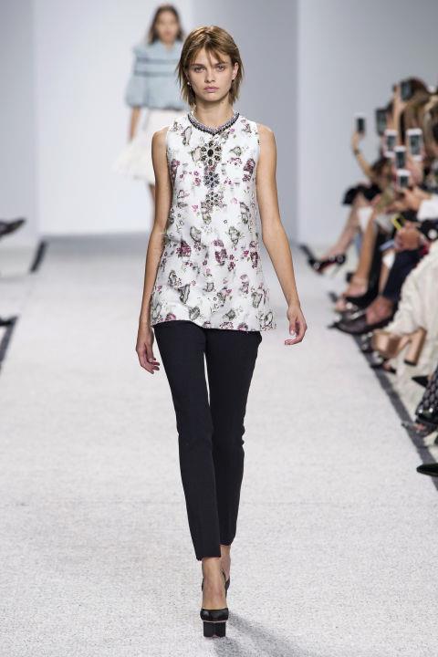 I pinocchietti di Giambattista Valli Un'immagine dalla sfilata di Giambattista Valli primavera-estate 2017