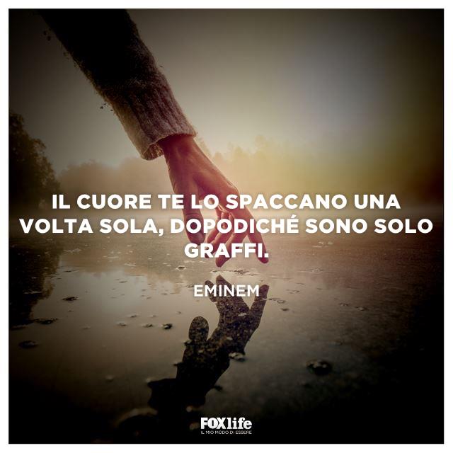 Frase Eminem Mano riflessa in una pozzanghera