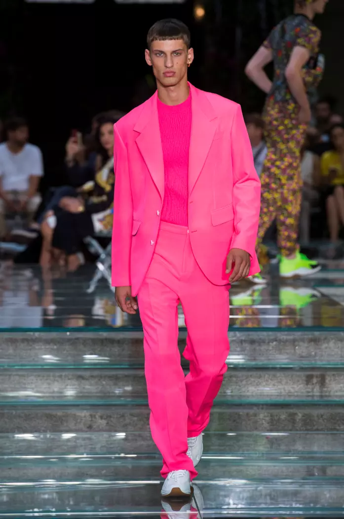 Sfilata Versace Completo fucsia Versace