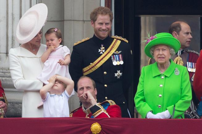 Il Principe Harry adora i nipotini George e Charlotte Il Principe Harry con Kate Middleton, suo fratello William, i nipoti e la Regina