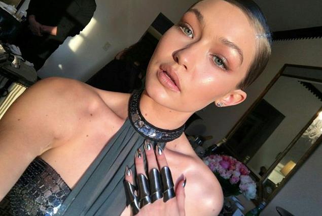 Le unghie di Gigi Hadid al MET Gala 2016 Gigi Hadid mostra le mani al MET Gala 2016