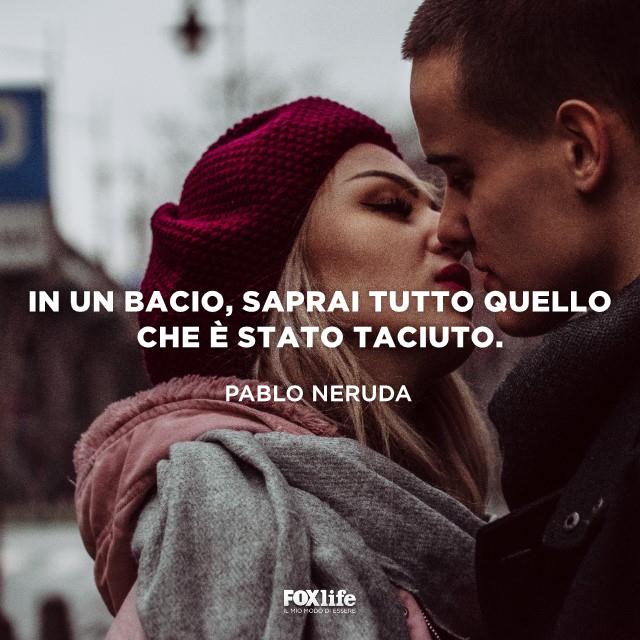 Frase Neruda sul bacio Primo piano di una coppia che si sta per baciare