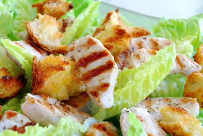 Caesar salad con pollo, bacon e salsa Worcester Caesar salad con pollo grigliato