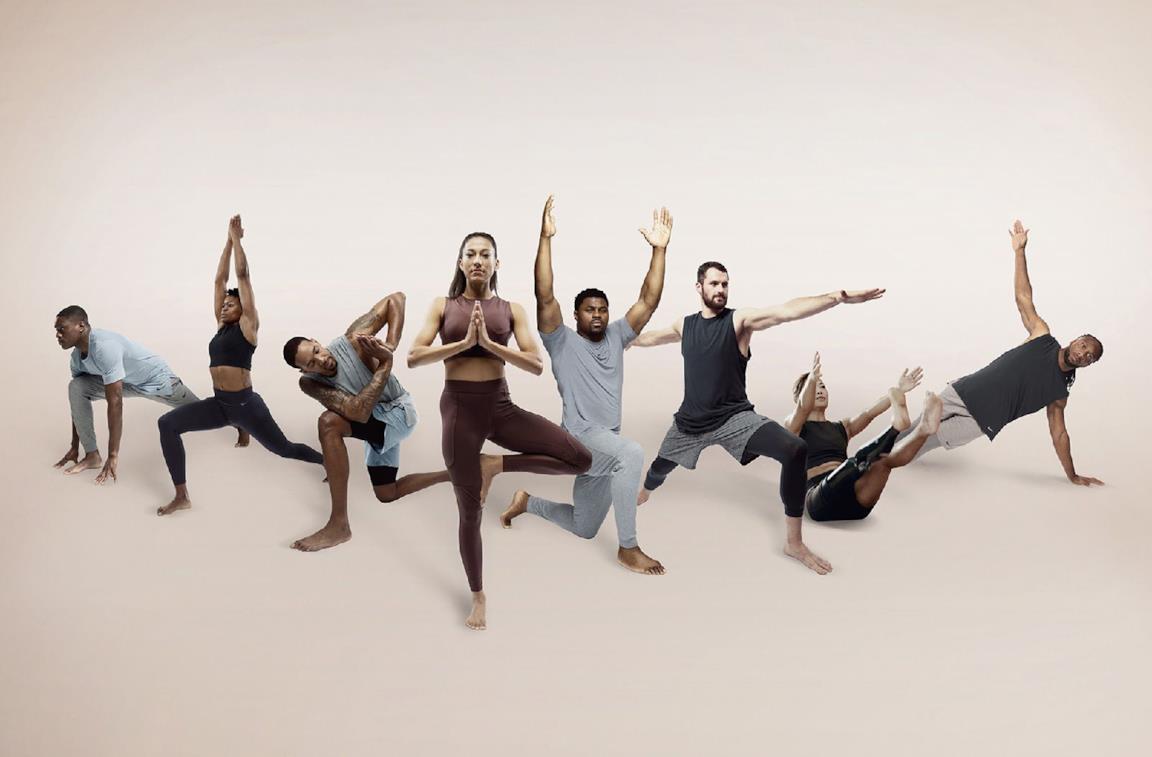 Atleti che presentano la collezione di Yoga 2019 di Nike