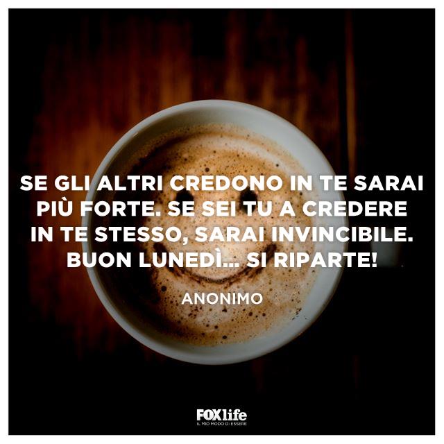 Ripartenza lunedì Tazza di cappuccino che sorride
