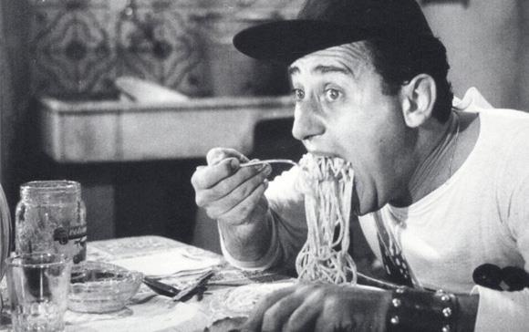 Alberto Sordi e uno dei piatti più famosi del cinema Alberto Sordi mangia gli spaghetti in Un americano a Roma