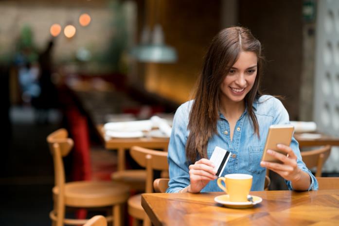 Shopping online Una ragazza fa shopping online