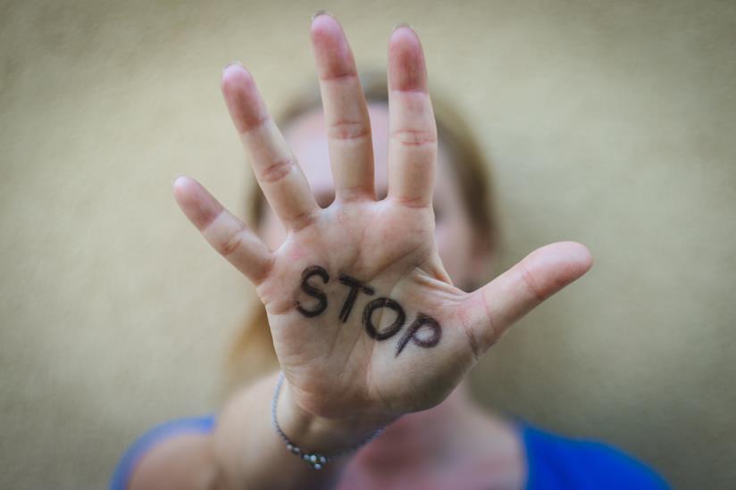 Donne vittime di violenza: la Sardegna vara il reddito di libertà Violenza sulle donne: la Sardegna promuove una legge regionale