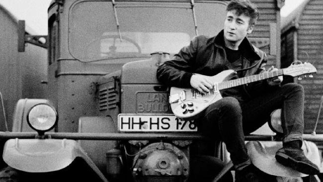 John Lennon fotografato da Astrid Kirchherr Una foto che ritrae John Lennon, dalla mostra Astrid Kirchherr With The Beatles