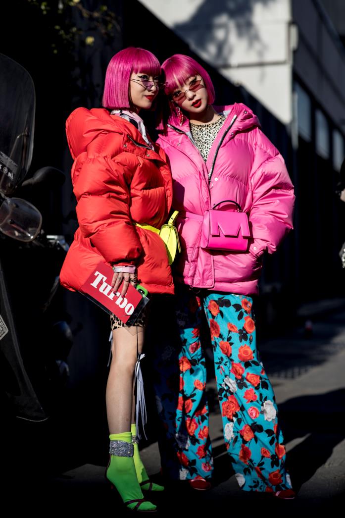 Street style Milano Moda Uomo 2019/20 Fashioniste con padded jacket, marsupi e calze fluo