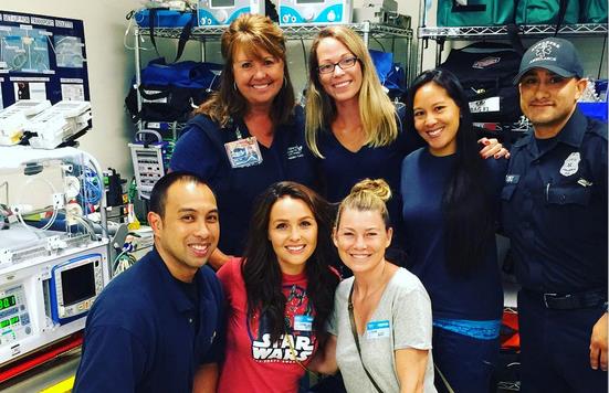 Ellen Pompeo e Camilla Luddington al Le interpreti di Meredith Grey e Jo Wilson in Grey's Anatomy hanno deciso di vestire per davvero i panni delle dottoresse passando un giorno al Children's Hospital Ellen Pompeo e Camilla Luddington insieme ai dottori del Children's Hospital