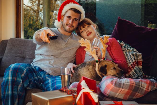 Le più belle frasi sul Natale del cinema Una coppia guarda un film a Natale