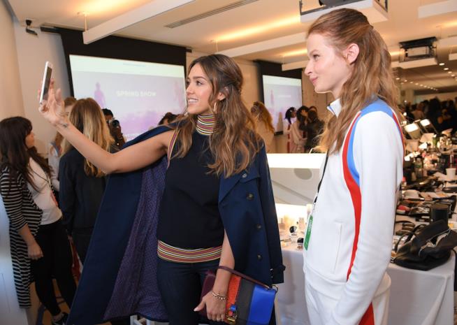 Jessica Alba alla Fashion week di Parigi Jessica Alba posa durante la fashion week parigina