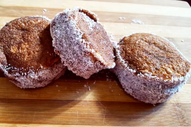 Macaron pancake con crema di albumi e cocco Bocconcini di crespelle farcite