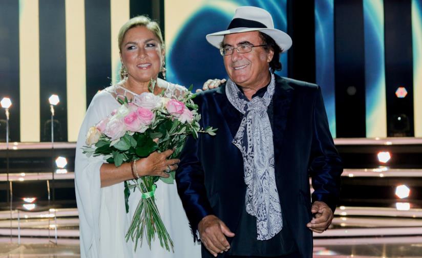 Al Bano regala rose a Romina Al Bano e Romina sul palco