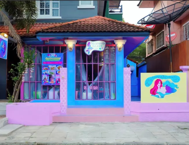 Mermaid Island Café, un locale tutto dedicato agli amanti delle sirene L'ingresso del Mermaid Cafè
