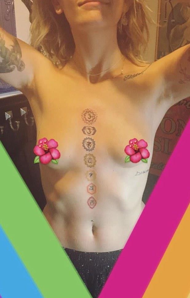 Paris Jackson ha un nuovo tattoo Paris Jackson con il suo nuovo tatuaggio