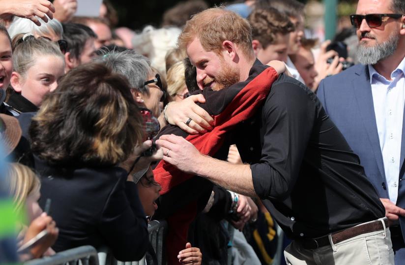 Il principe Harry abbraccia un bambino a Auckland Il principe Harry a Auckland