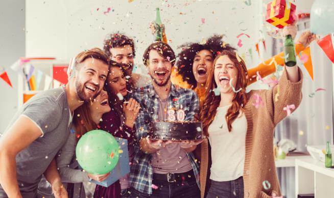 Le frasi più emozionanti per augurare buon compleanno a qualcuno Gruppo di ragazzi festeggia il compleanno