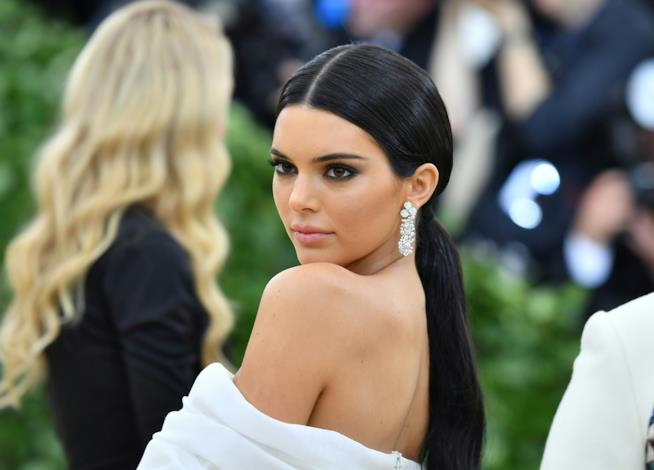 Kendall Jenner mette in mostra i suoi addominali scolpiti in bikini Kendall Jenner