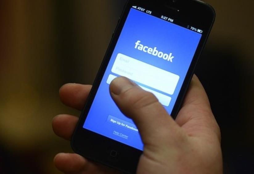 L'app per smartphone di Facebook Uno smartphone utilizzato per accedere all'app di Facebook