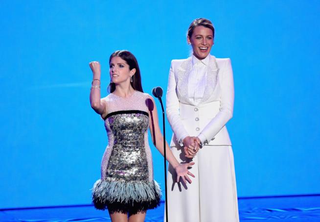 Anna Kendrick racconta il momento del bacio a Blake Lively sul set Anna Kendrick e Blake Lively