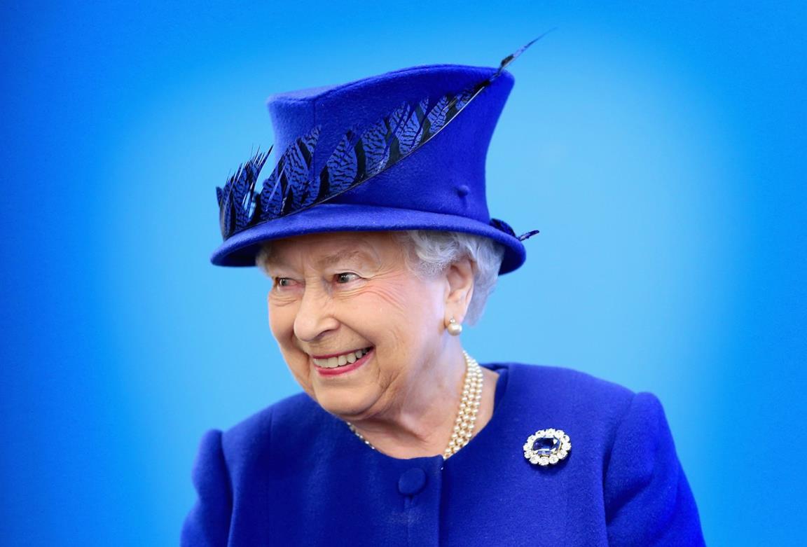 Regina Elisabetta in blu