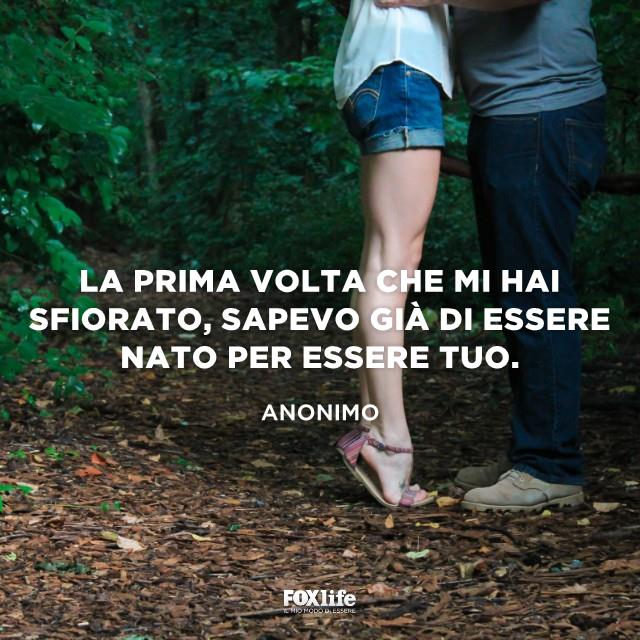 Frase ad effetto per conquistare una donna Primo piano di gambe di uomo e donna