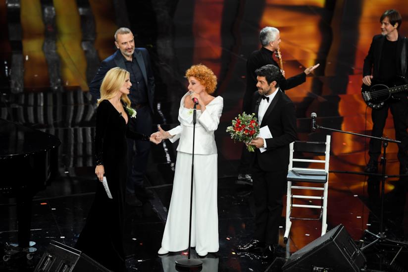 Ornella Vanoni con Bungaro e Pacifico cantano Imparare ad amarsi L'esibizione di Ornella Vanoni con Bungaro e Pacifico Sanremo 2018