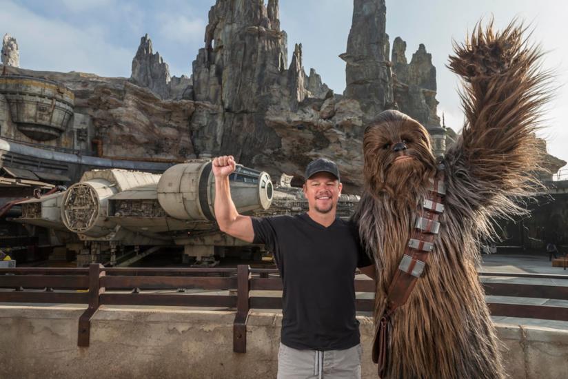 Matt Damon visita Star Wars: Galaxy’s Edge L'attore Matt damon in posa presso l'area Star Wars: Galaxy’s Edge di Disney World