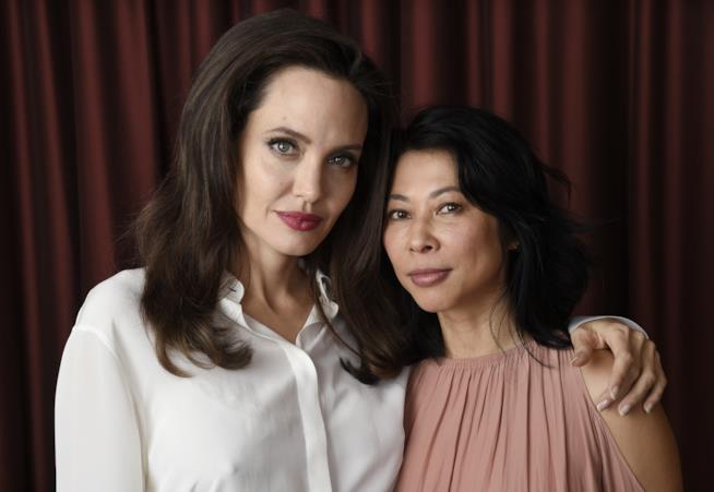 Angelina Jolie e Loung Ung in un abbraccio. L'attrice e regista Angelina Jolie con la scrittrice Loung Ung.