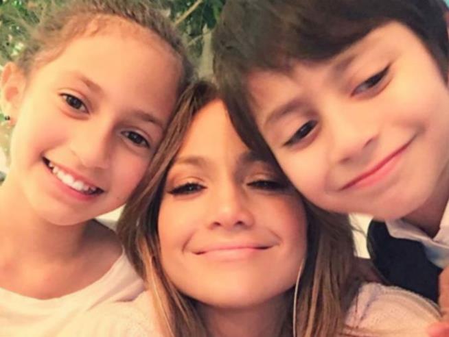 Jennifer Lopez ha condiviso alcuni video su Instagram per il compleanno dei suoi figli gemelli Jennifer Lopez con i figli
