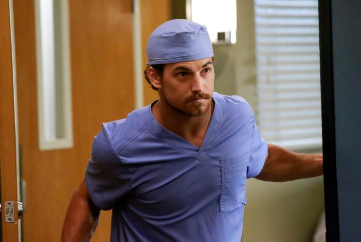 Giacomo Gianniotti è lo specializzando Andrew De Luca in Grey's Anatomy 12 Giacomo Gianniotti nei panni del dottor Andrew De Luca in Grey's Anatomy 12