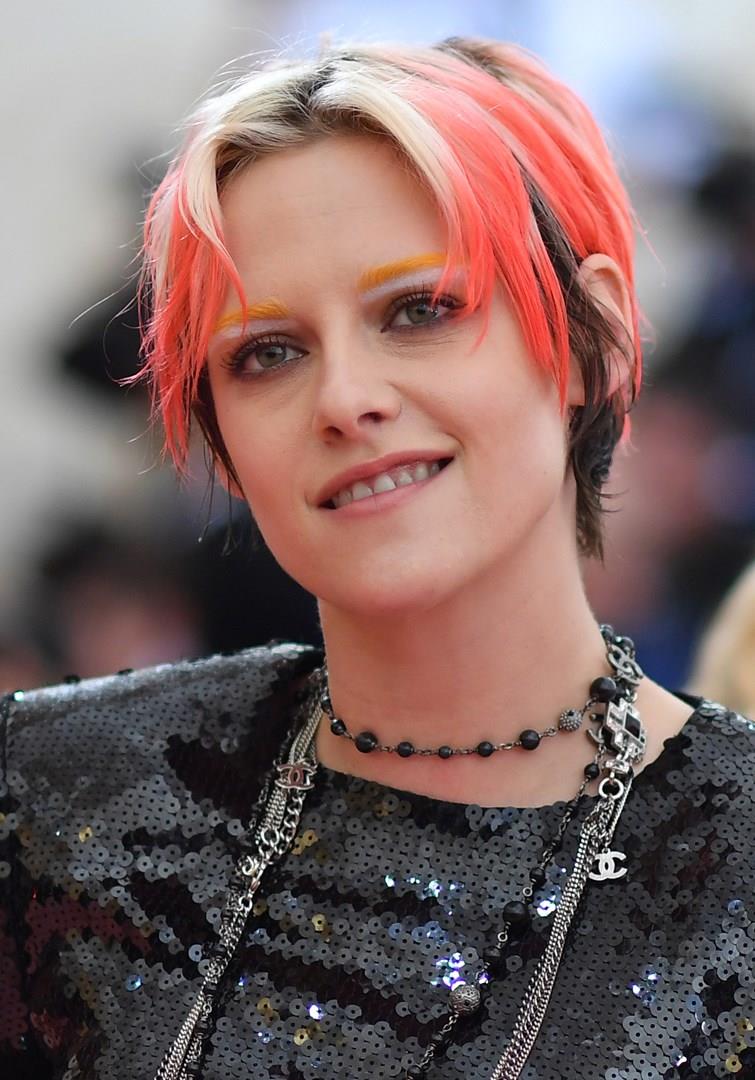 Kristen Stewart sdogana le sopracciglia decolorate Kristen Stewart al Met Gala