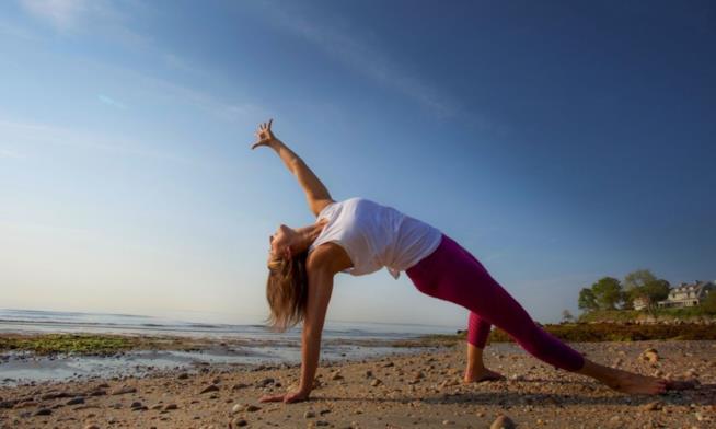Una seduta di power yoga Power yoga all'aria aperta