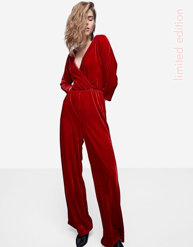 Tuta lunga velluto di Stradivarius La tuta in velluto rosso di Stradivarius