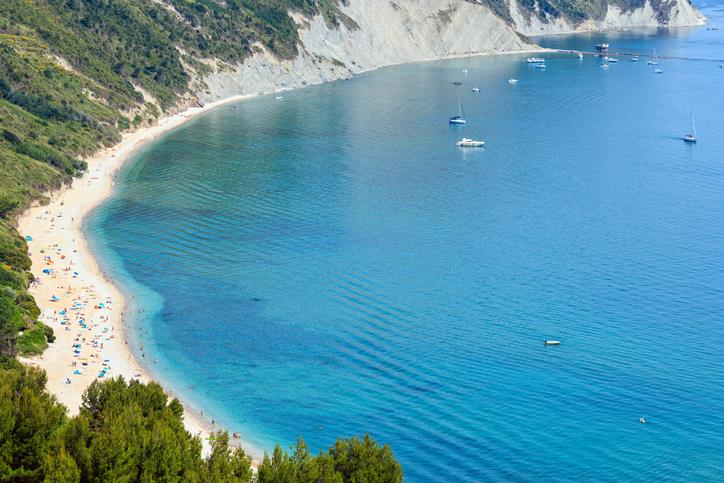 Spiaggia Mezzavalle, Marche La lunga striscia di sabbia bianca della spiaggia Mezzavalle