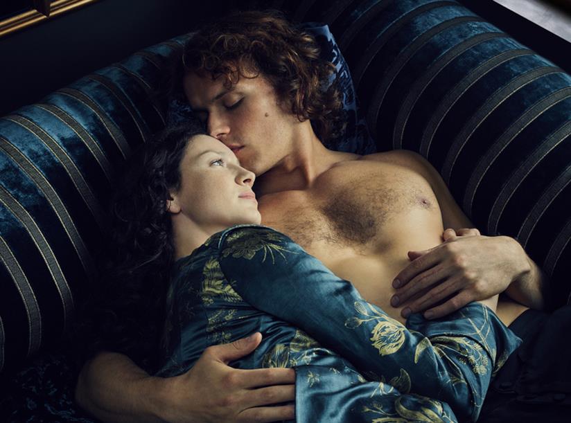 Caitriona Balfe e Sam Heughan in un momento di intimità della seconda stagione di Outlander Gli attori Caitriona Balfe e Sam Heughan sul set della seconda stagione di Outlander
