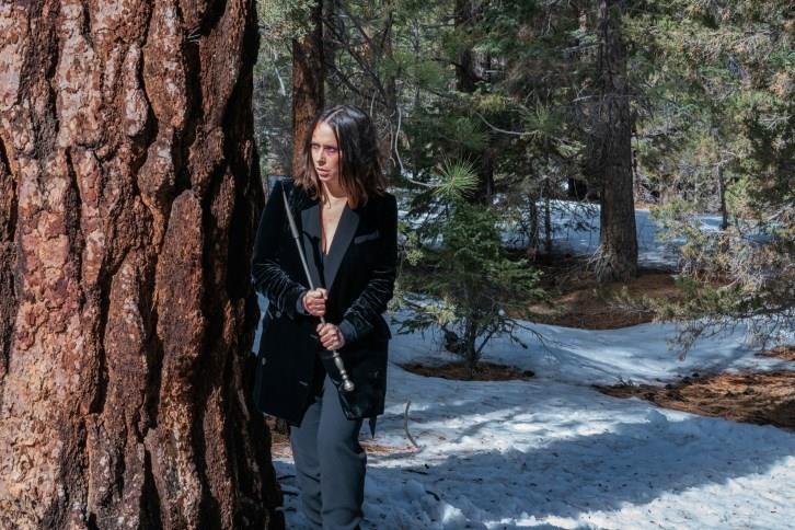 Maddie in una scena dall'episodio 2x13 di 911 Un'immagine dall'episodio 2x13 di 911