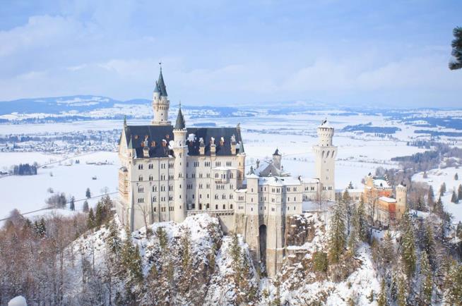 Castello di Neuschwanstein in Germania Il castello di Neuschwanstein con la neve in Germania
