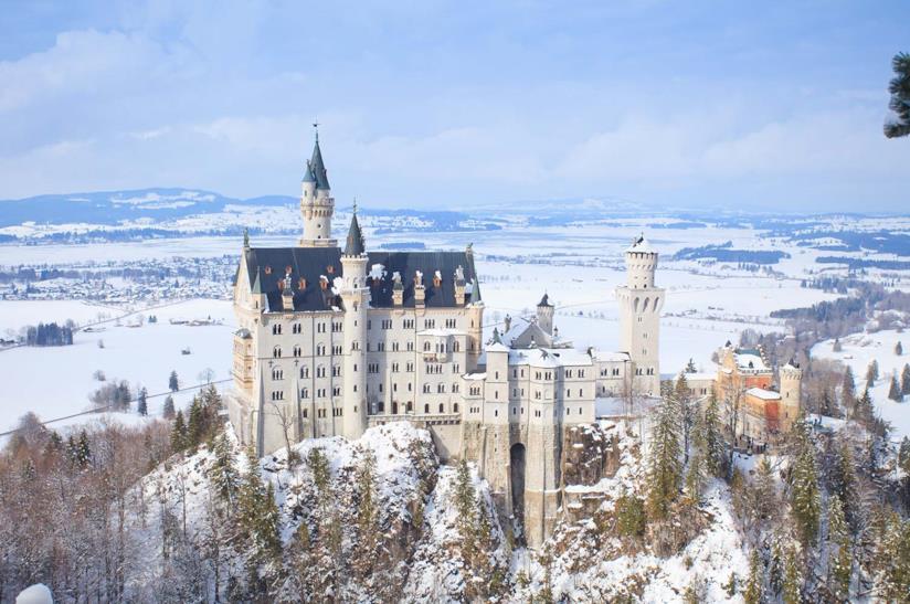 Castello di Neuschwanstein in Germania Il castello di Neuschwanstein con la neve in Germania