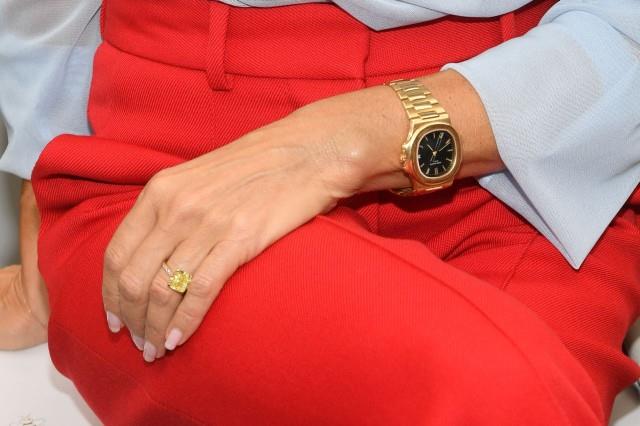 Il nuovo anello di Victoria Beckham indossato alla settimana della moda di Parigi 2018 Victoria Beckham