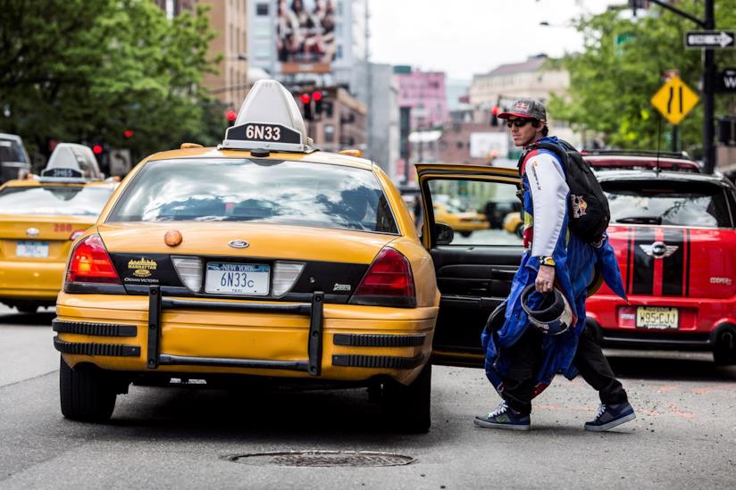 Dall'ultima novità di Google Maps ai taxi che volano: il futuro è cominciato già. Una persona che prende il taxi.
