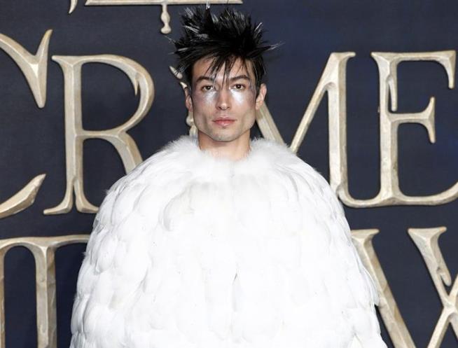 Ezra Miller alla prima di Animali Fantastici i Crimini di Grindelwald Ezra Miller a Londra