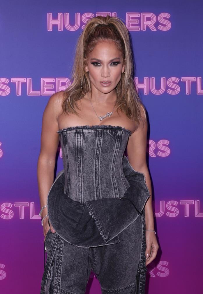 Jennifer Lopez stupisce in total denim Balmain Mezzobusto Jennifer Lopez